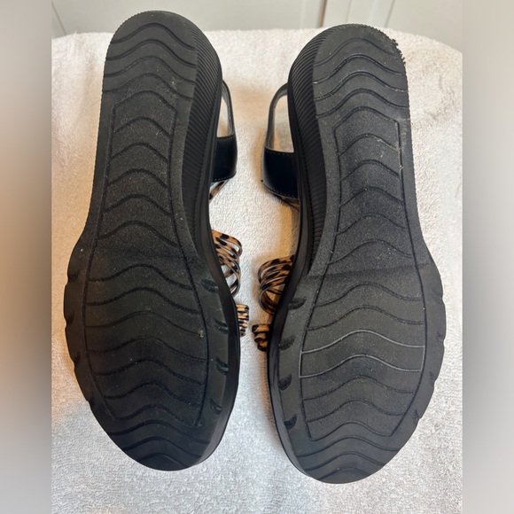 Impo Stretch Leopard Print Sandals | Size 8.5 | Memory Foam - Picture 6 of 7